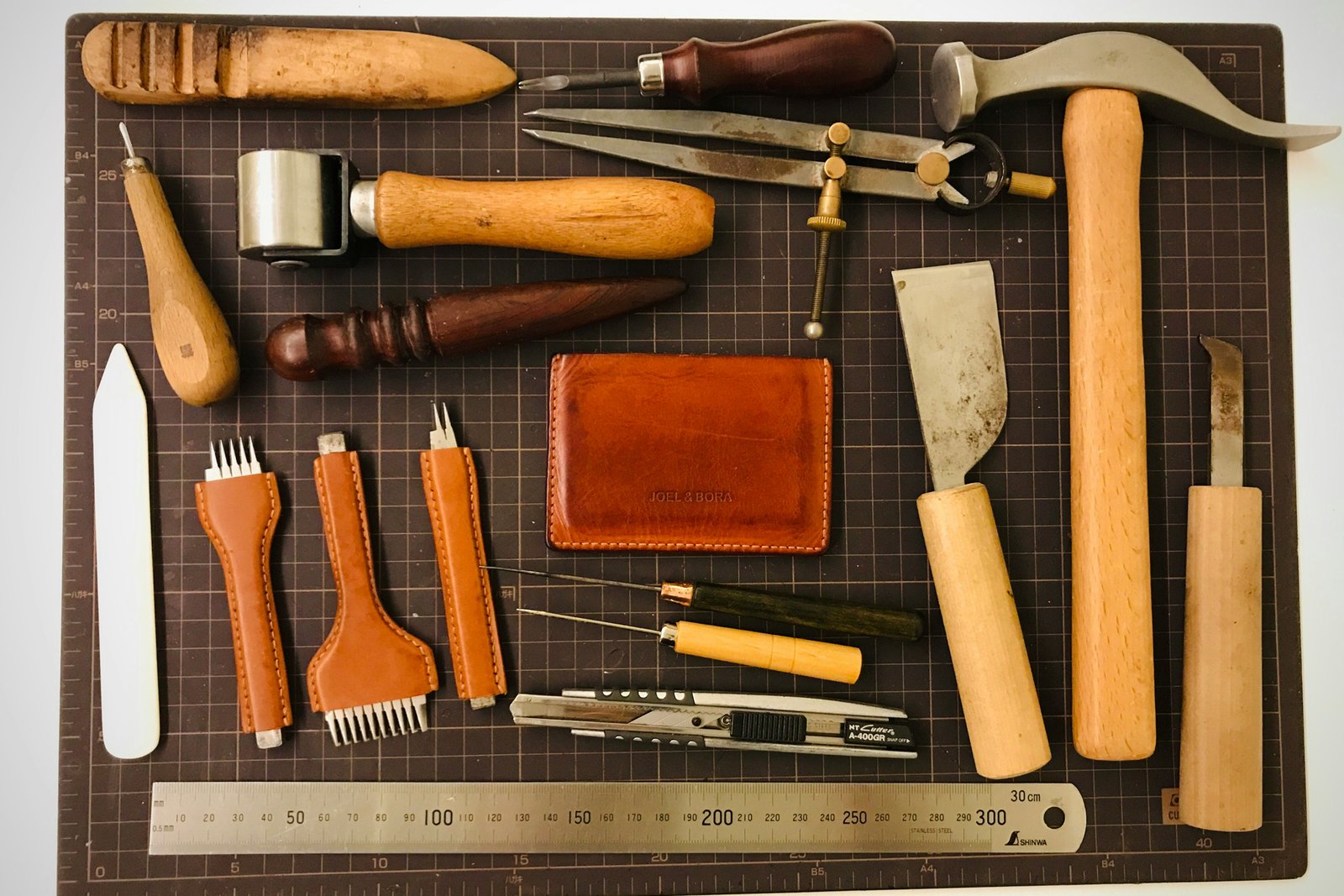 Reparaturset mit Wachsstiften und Spachtel für Holzoberflächen auf einem Tisch