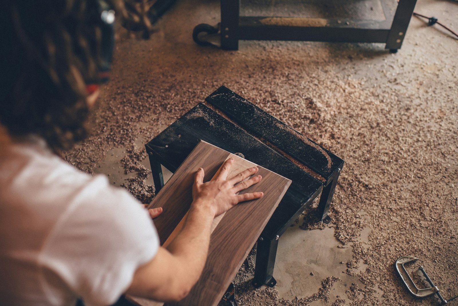 leichte Kratzer auf einer Sideboard-Oberfläche während der Politurbehandlung
