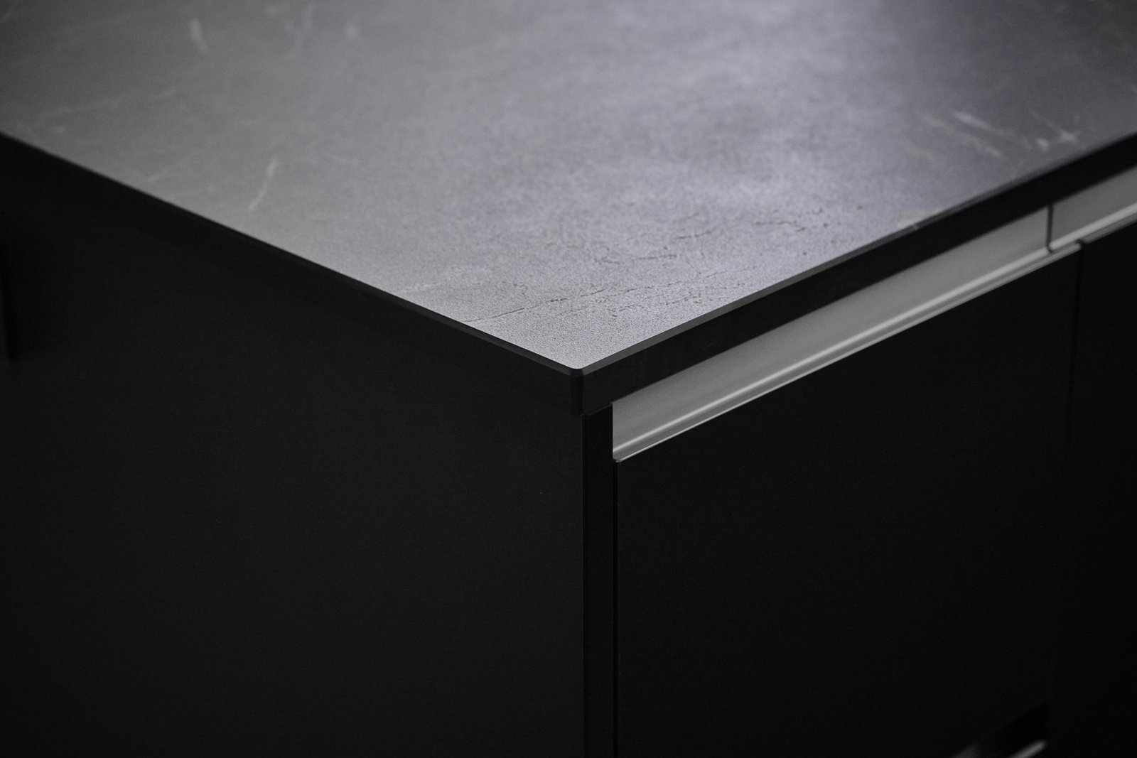 Sideboard mit lackierter Oberfläche im Wohnraum